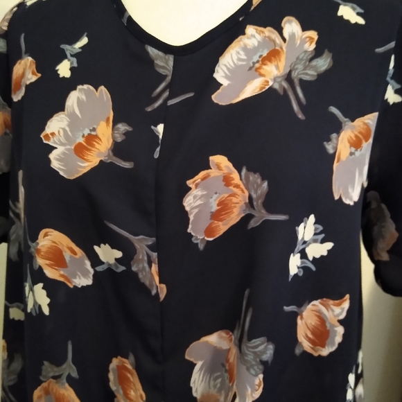 Size S Sienna Sky navy floral short sleeve top - Picture 4 of 6